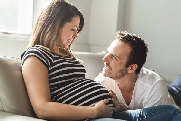 Un embarazo y la gente concepto feliz hombre embarazada mujer en casa — Foto de Stock