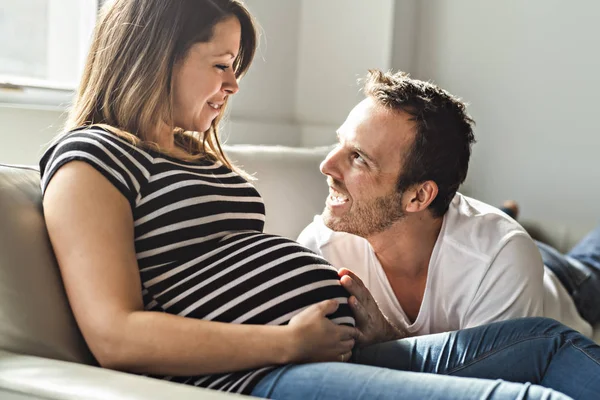 Una gravidanza e la gente concetto felice uomo donna incinta a casa — Foto Stock