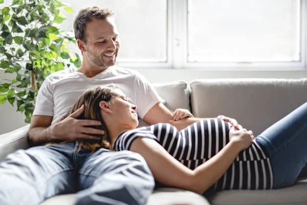 Een zwangerschap en mensen concept gelukkige man zwangere vrouw thuis — Stockfoto