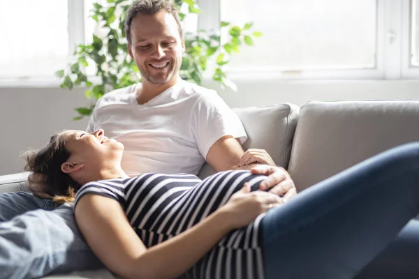Un embarazo y la gente concepto feliz hombre embarazada mujer en casa — Foto de Stock