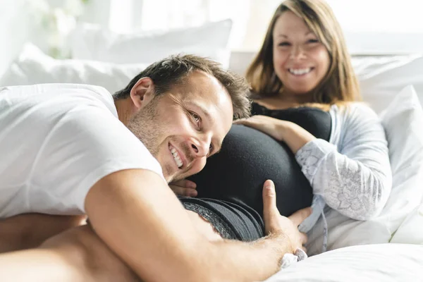 Een ouders in bed verwacht een beetje baby, romantische momenten voor zwangere paar — Stockfoto