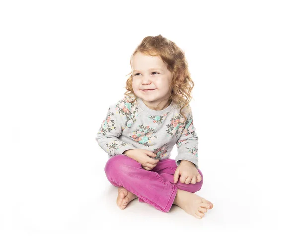 Uma menina bonita com ruiva no estúdio fundo branco — Fotografia de Stock