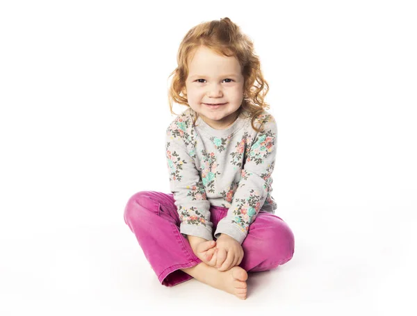 Ein nettes kleines Mädchen mit Rotschopf im Studio weißen Hintergrund — Stockfoto