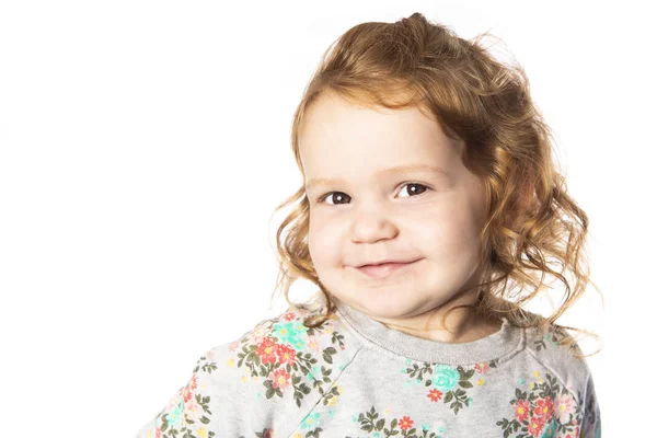 Een schattig klein meisje met roodharige in studio witte achtergrond — Stockfoto