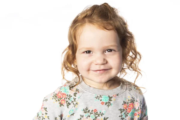 Una linda niña con pelirroja en el estudio fondo blanco — Foto de Stock