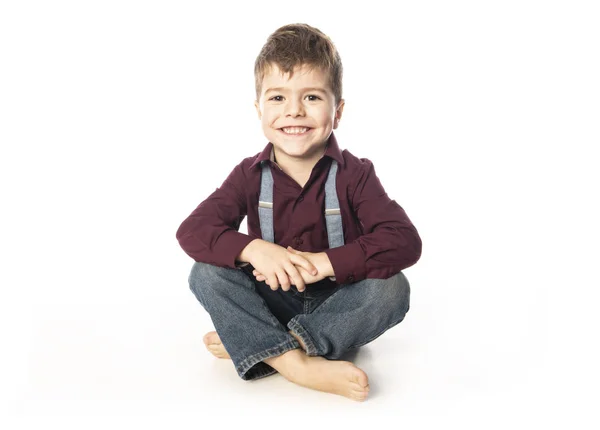 Un niño de cuatro años posando sobre fondo blanco del estudio —  Fotos de Stock