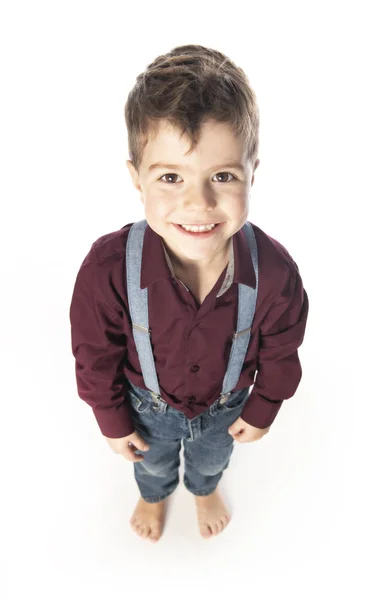 Un niño de cuatro años posando sobre fondo blanco del estudio — Foto de Stock