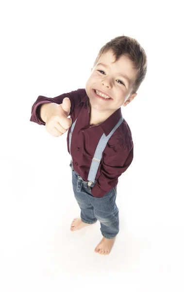 Ein vierjähriger Junge posiert vor weißem Studiohintergrund — Stockfoto