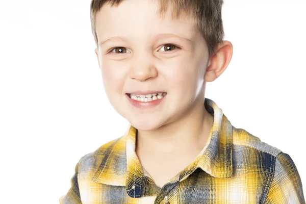 Een jongen wordt neergeschoten in de studio op een witte achtergrond. — Stockfoto