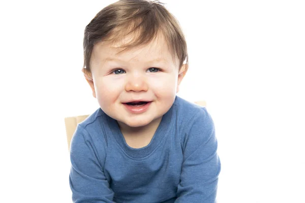 Ein netter kleiner Junge isoliert auf dem weißen Hintergrund. — Stockfoto