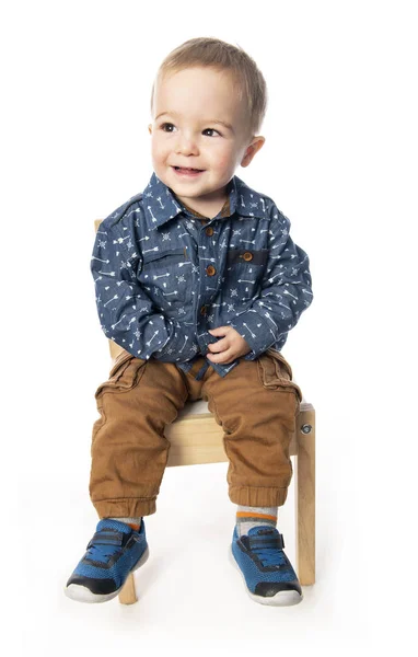 Een schattige kleine jongen geïsoleerd op de witte achtergrond. — Stockfoto