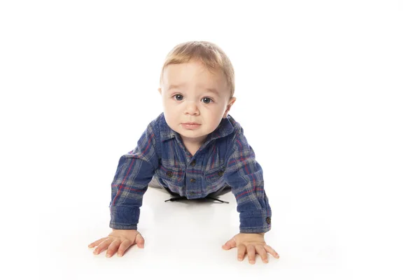 Een schattige kleine jongen geïsoleerd op de witte achtergrond. — Stockfoto