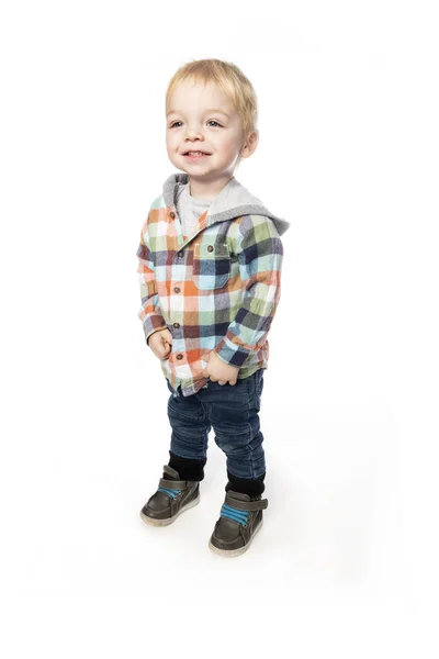 Een schattige kleine jongen geïsoleerd op de witte achtergrond. — Stockfoto