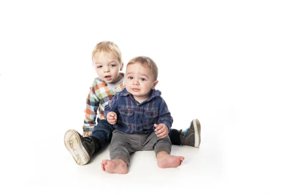 Kaksi söpö pieni lapsi poika eristetty valkoisella taustalla . — kuvapankkivalokuva