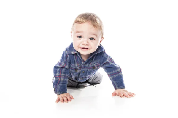 Un piccolo bambino carino isolato sullo sfondo bianco . — Foto Stock