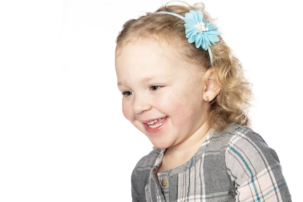 Ein kleines Mädchen 3 Jahre alt isoliert auf weißem Hintergrund — Stockfoto