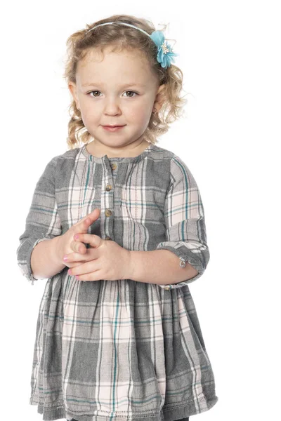 En liten flicka 3 år gammal isolerad på vit bakgrund — Stockfoto