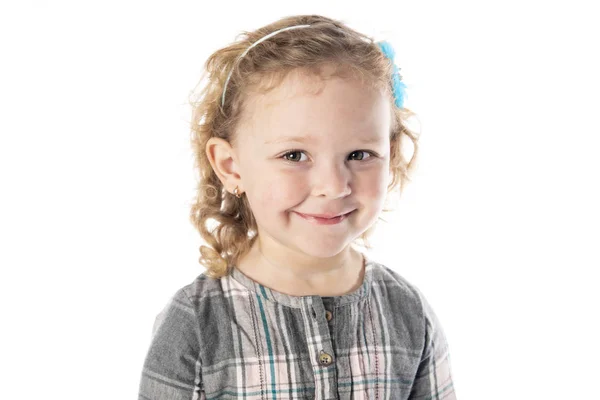 Een klein meisje 3 jaar oude geïsoleerd op witte achtergrond — Stockfoto