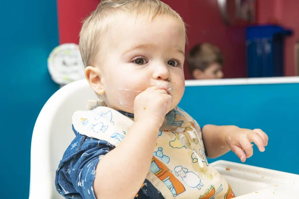 Een schattig jongetje met een rotzooi met graan op de keuken — Stockfoto