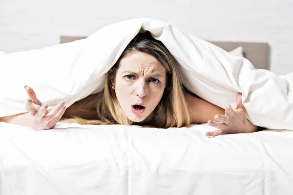 Infeliz maduro feminino na cama no quarto — Fotografia de Stock