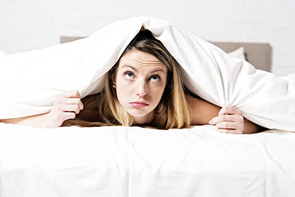 Δυστυχισμένος ώριμη γυναίκα στο κρεβάτι στο υπνοδωμάτιο — Φωτογραφία Αρχείου