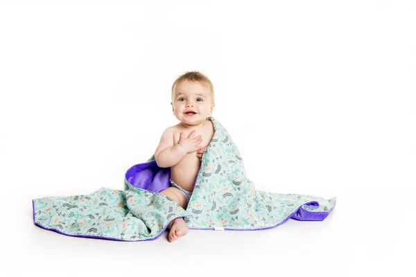 Baby met handdoek. Leeftijd van 10 maanden. Het is geïsoleerd op een witte achtergrond — Stockfoto