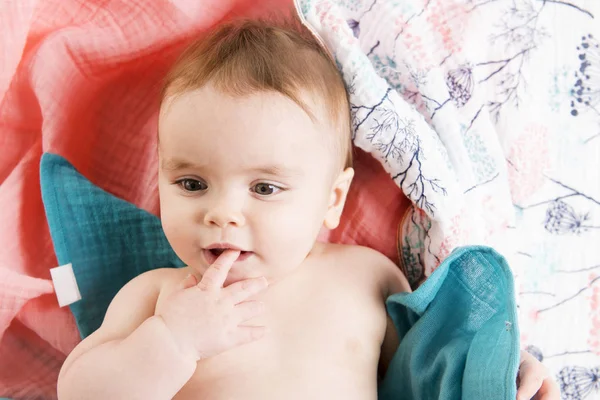 Bebé bajo una toalla. Edad de 10 meses. Está aislado sobre un fondo blanco — Foto de Stock