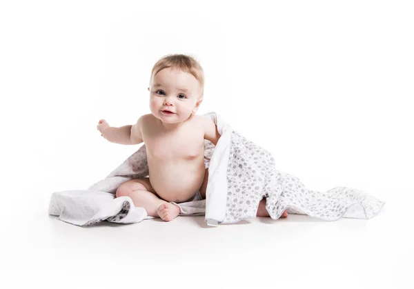 Bebé con toalla. Edad de 10 meses. Está aislado sobre un fondo blanco — Foto de Stock