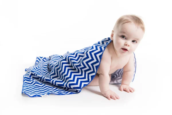 Dziecko z ręcznikiem. W wieku 10 miesięcy. Na białym tle na białym tle — Zdjęcie stockowe