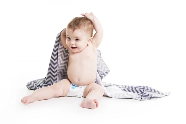 Bebé bajo una toalla. Edad de 10 meses. Está aislado sobre un fondo blanco — Foto de Stock