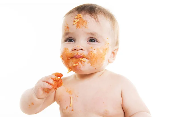 Pequeño bebé comiendo su cena y haciendo un lío en su cara — Foto de Stock