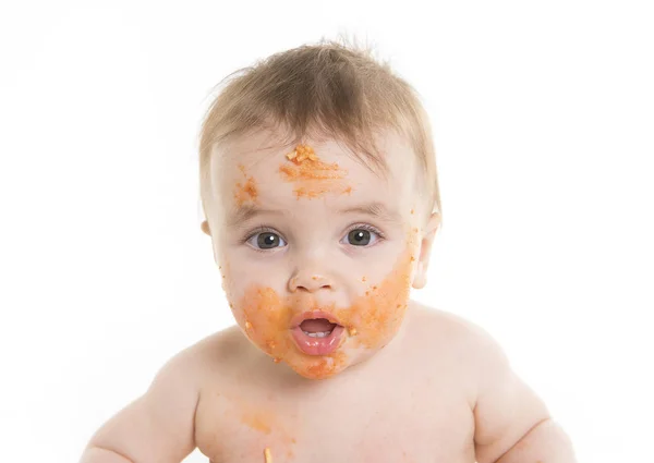 Pequeño bebé comiendo su cena y haciendo un lío en su cara — Foto de Stock