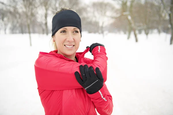 Mujer rubia corriendo al aire libre en un frío día de invierno —  Fotos de Stock