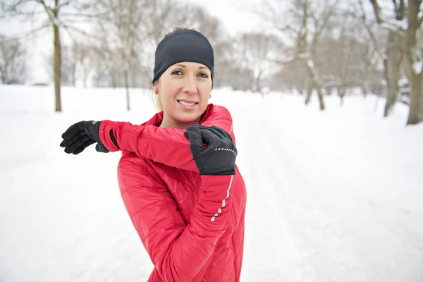 Mujer rubia corriendo al aire libre en un frío día de invierno —  Fotos de Stock