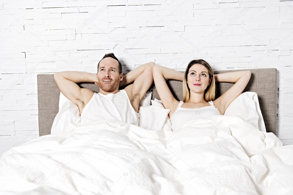Liebespaar im bett schwarz weiß