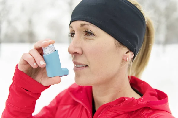 Uma mulher de corrida Fitness na temporada de inverno com asma — Fotografia de Stock