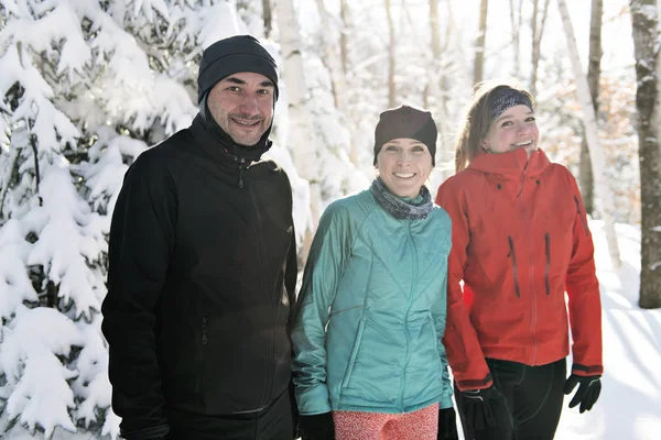 Skupina přátel se těší běhání ve sněhu v zimě — Stock fotografie