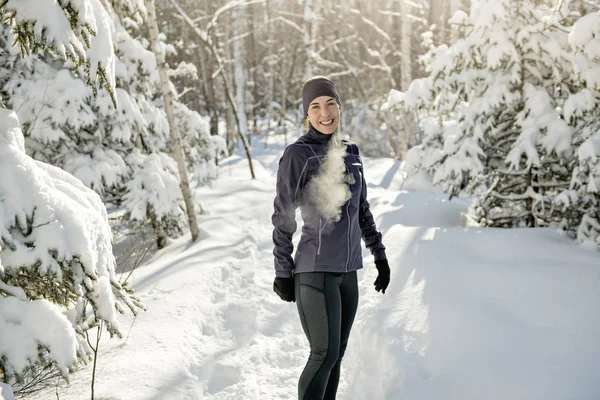 Милая женщина бежит в снежном парке — стоковое фото