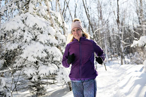 Ładne, Kobieta biegnie w Park śnieżny — Zdjęcie stockowe