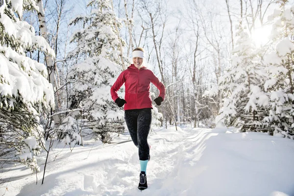 Ładne, Kobieta biegnie w Park śnieżny — Zdjęcie stockowe