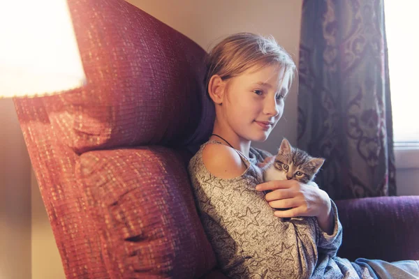 10-jähriges Mädchen mit Kätzchen zu Hause — Stockfoto