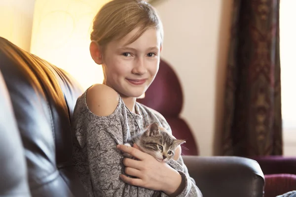 10-jähriges Mädchen mit Kätzchen zu Hause — Stockfoto