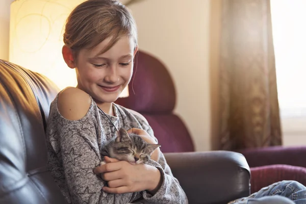 10 lat dziewczyna z kotka w domu — Zdjęcie stockowe