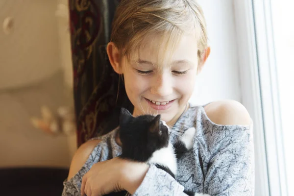 10-jähriges Mädchen mit Kätzchen zu Hause — Stockfoto