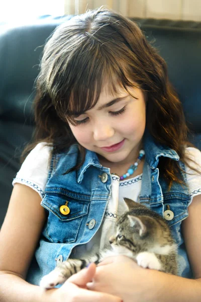 7岁女孩与小猫在家 — 图库照片