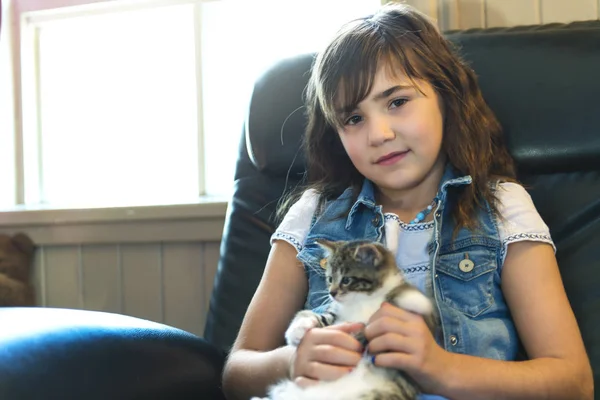 7 anni ragazza con gattino a casa — Foto Stock