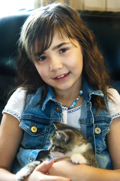 7 ans fille avec chaton à la maison — Photo