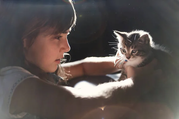 7 años chica con gatito en casa — Foto de Stock