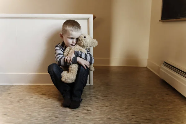 Problème bouleversant enfant proche du concept de l'escalier pour l'intimidation, stress dépression — Photo