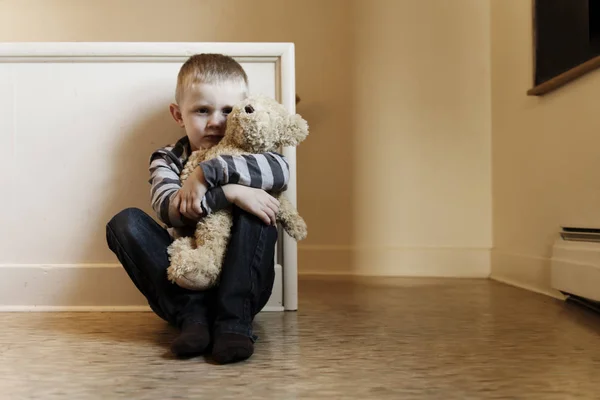 Problème bouleversant enfant proche du concept de l'escalier pour l'intimidation, stress dépression — Photo